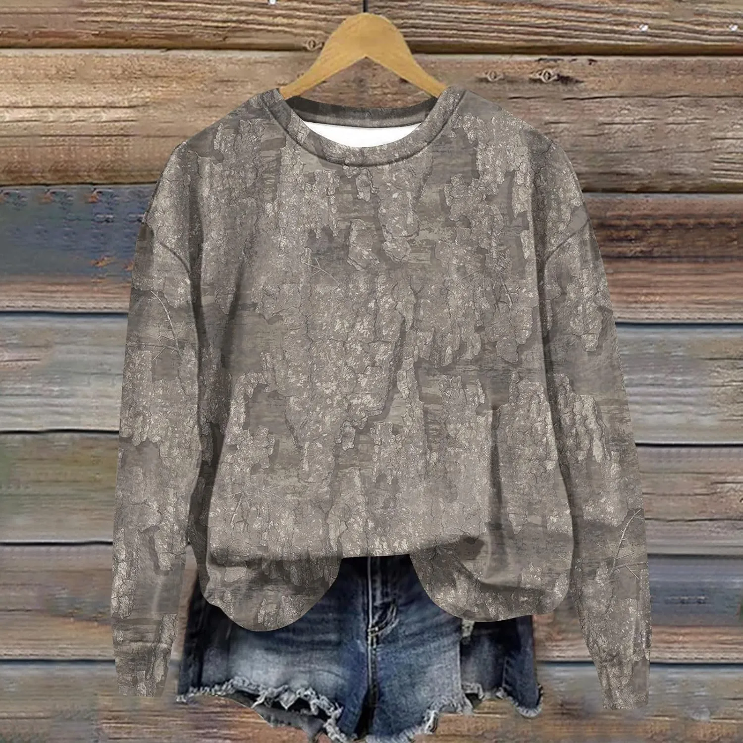 Camo Sweatshirts for Women Maplr Leaf Print Crewneck Sweatshirts Long Sleeve Oversized Pullover Fall Camo Sweater
