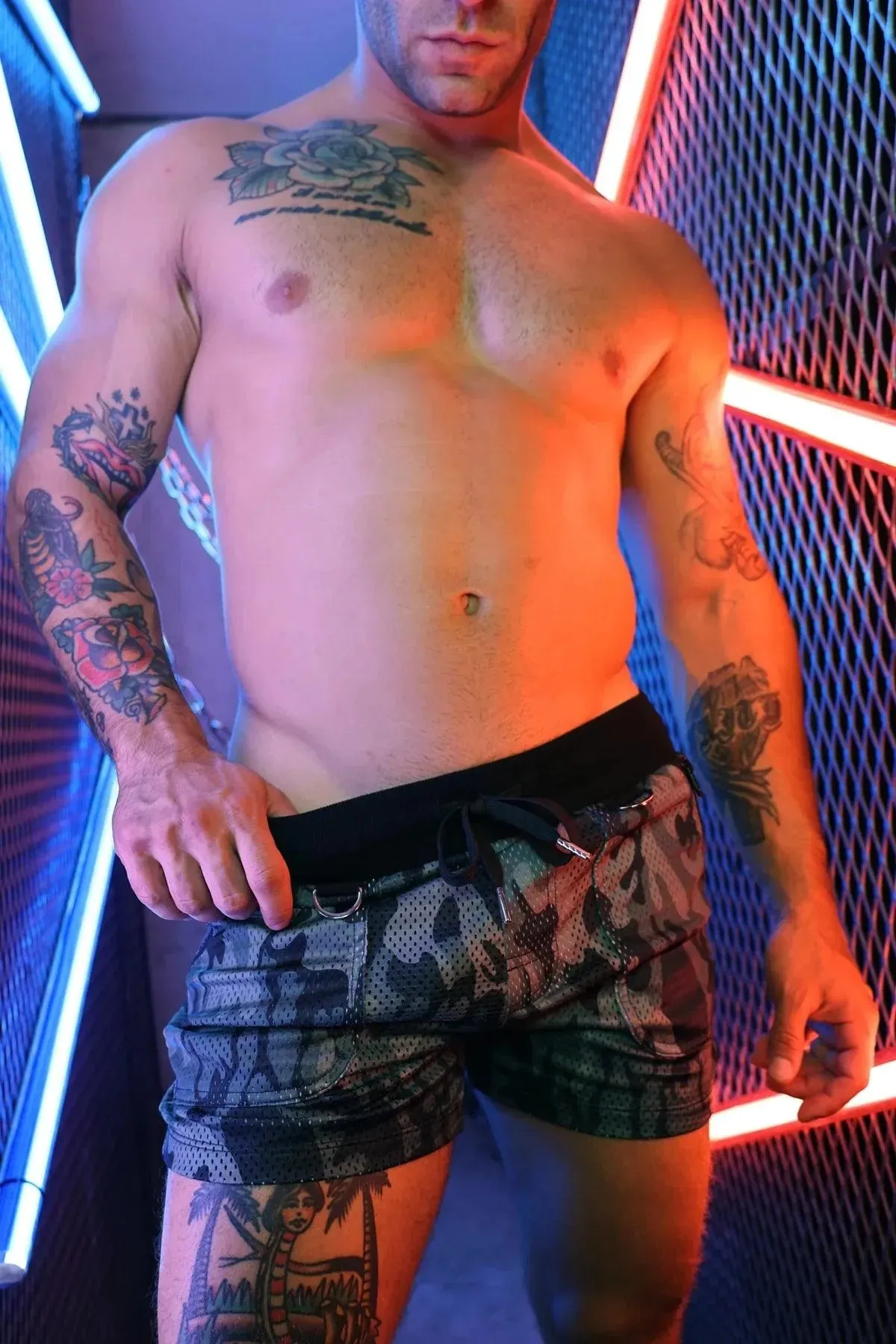 HOOK UP SHORTS CAMO